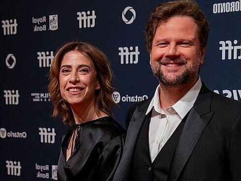 Fernanda Torres e Selton Mello no Toronto International Film Festival. O autor de tamanha violência à essa família - uma das mais sagradas instituições da cultura brasileira – foi o Estado Militar. O Estado, esse que deveria governar em prol do povo, desmantelou essa e tantas outras famílias. E, engana-se quem pensa que saiu ileso da vivência da ditadura militar: a censura sobre os conteúdos e o controle dos currículos escolares são apenas exemplos de ações militares que afetaram à toda população brasileira naquele período