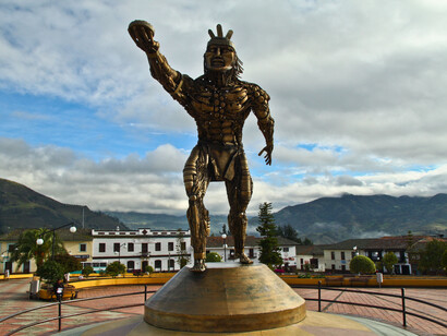 Estatua de indígena practicando el tejo en el municipio de Turmequé, Boyacá, Colombia