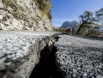Strada lesionata dal terremoto