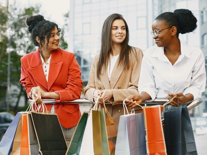 Shopping compulsivo. Se non smetti di comprare senza avere un reale bisogno delle cose, il tuo ambiente diventerà nuovamente saturo e ti farà sentire ingolfato, con la sensazione che tutta la tua vita sia bloccata