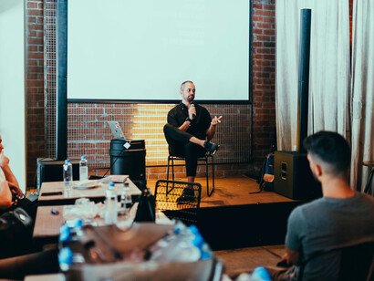 Profesor durante una clase magistral. La magistralidad tradicionalista no debe ser menospreciada por las nuevas perspectivas educativas