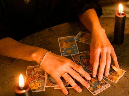 Leitura de Tarot. Os arquétipos são mensagens do inconsciente e cada Arcano proporciona viagens oníricas que vão no sentido do autoconhecimento e evolução da consciência