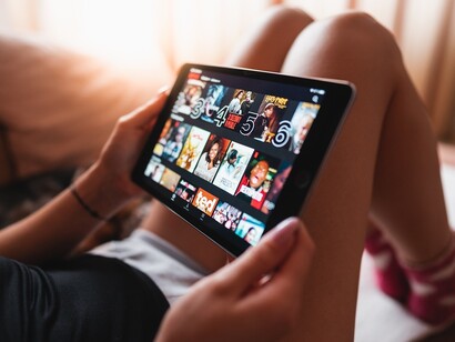 Netflix. I possibili motivi della cancellazione possono essere economici: Netflix non se la sentiva di affrontare le spese di una serie costosa come "Tenebre e Ossa", e ha preferito non rinnovare