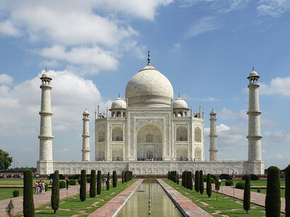 El Taj Mahal​ es un monumento funerario construido entre 1632 y 1654 en la ciudad de Agra, estado de Uttar Pradesh, India