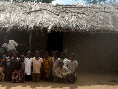 La escuela bajo el árbol de mango representa una de las expresiones más nobles de humanidad y resistencia cultural en África