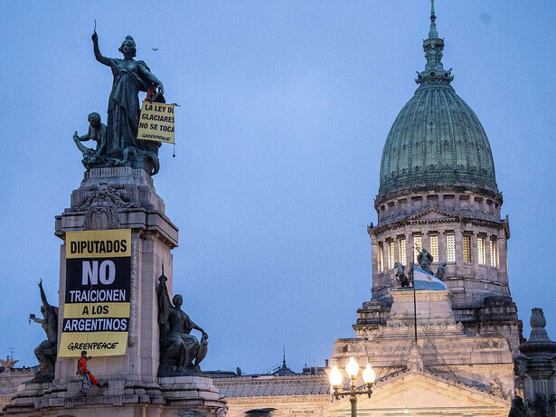 Activistas cuelgan carteles frente al Congreso en contra de la reforma a la Ley de Glaciares, Buenos Aires, Argentina, marzo de 20226. Fotografía: Pepe Mateos / Greenpeace
