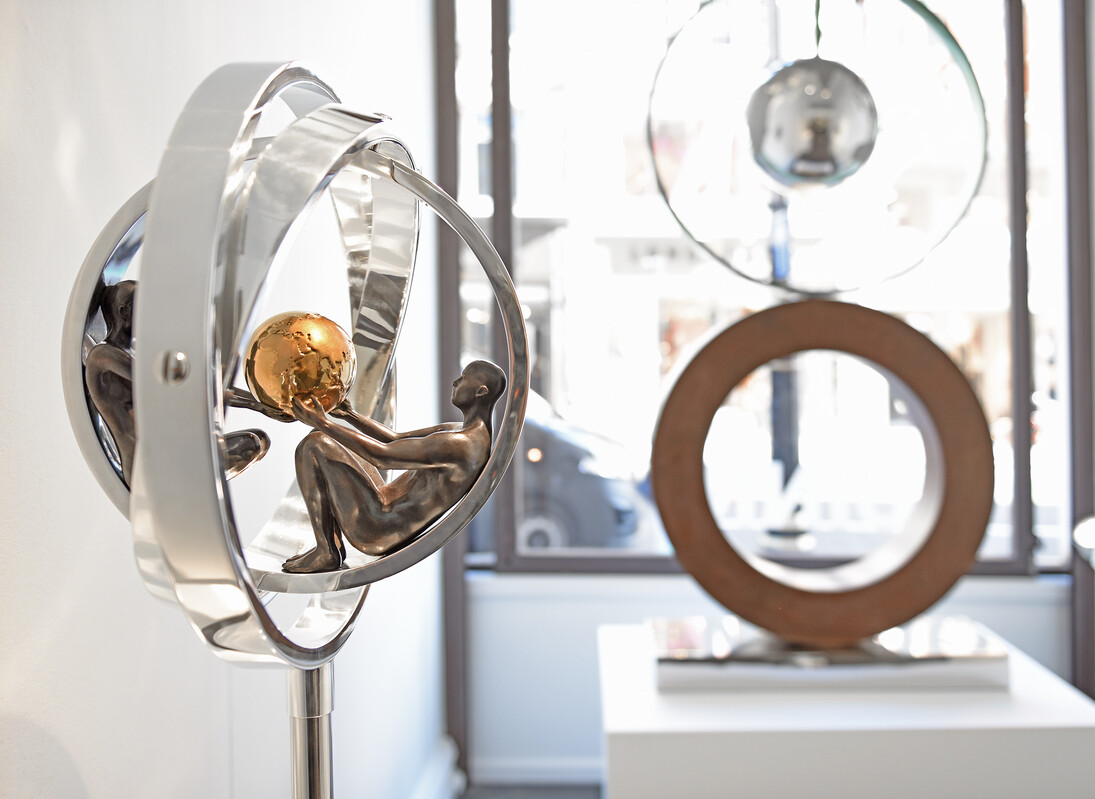 Lorenzo Quinn, Centre Of My Universe. Courtesy of Halcyon Gallery