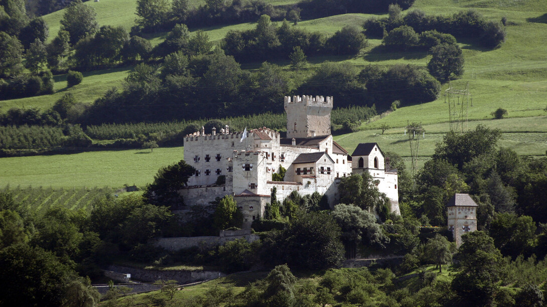 Veduta del castello dal paese di Sluderno. Photo Credits: Luca Cicchelli