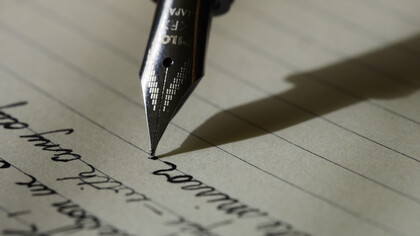 Mettersi a scrivere è attraversare il portale oltre il quale le parole attendono di plasmare di realtà l’immaginario, di rendere reale l’impossibile