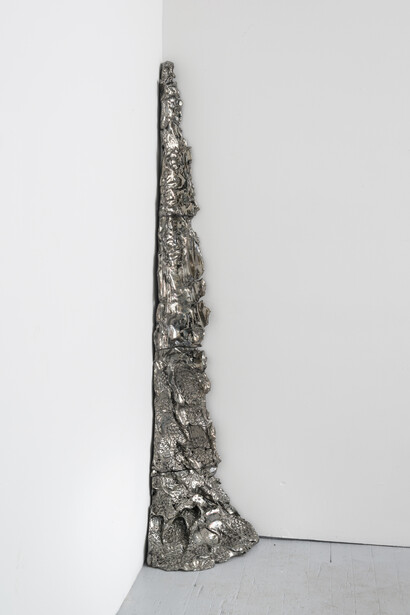 Brie Ruais, Corner Push, 132 l bs (Metallic), 2014, Glazed ceramic, hardware, 75 x 16.5 x 16 inches, 190.5 x 41.9 x 40.6 cm, courtesy the artist and Nicole Klagsbrun, photo credit Adam Reich