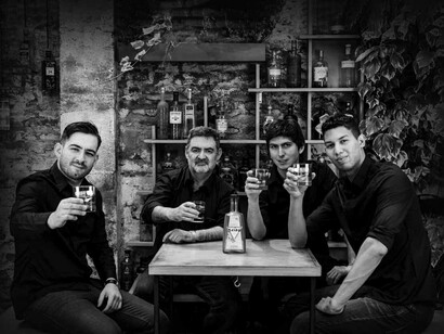 Creadores de Gin Seiza: un proyecto desarrollado por cuatro jóvenes amigos, tres de ellos 'bartenders' y un médico, fans de este brebaje