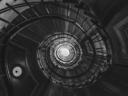 Alma y Oscar creaban cada noche un puente que les permitía atravesar las tres divisiones del tiempo que conocemos, pasado, presente y futuro, en una trenza que solo ellos sabían cómo tejer