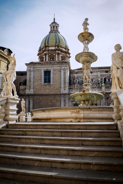 Piazza Pretoria, nel cuore di Palermo, ospita una fontana rinascimentale con statue allegoriche, nota anche come "Fontana della Vergogna" per le sue nudità, ed è circondata da edifici storici