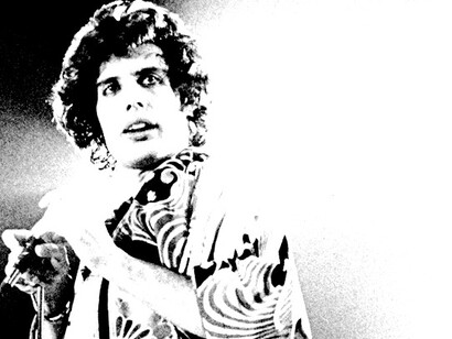 Freddie Mercury con su kimono
