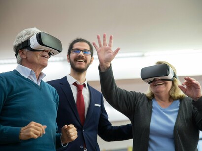 Outro problema é a cooptação mercadológica. A Sony relançando o PlayStation Classic ou a Nintendo reciclando seus consoles antigos transformam a nostalgia crítica em mercadoria. "A nostalgia virou indústria", alerta Simon Reynolds (2011, p. 188). O capitalismo demonstra notável habilidade em absorver até mesmo as críticas direcionadas a ele