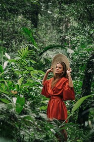 O luxo sustentável não é uma contradição em termos. Pelo contrário: trata-se de aliar materiais nobres a práticas conscientes, durabilidade a circularidade, inovação a transparência. Um casaco de lã orgânica, produzido de forma justa, com design intemporal e possibilidade de reparação futura pode ser tão luxuoso quanto uma peça de alta-costura