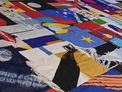 Banderas, signo de identidad, sí, pero que a veces se convierte en prisión, en frontera, en límite, en excusa para el conflicto político, económico o bélico.Objetivo de Motion of a Nation, la exposición que SPUMA – Espacio para las Artes en Venecia - presentó en  julio de 2025.  Venecia, Italia