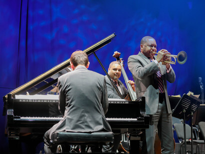 El trompetista estadounidense Wynton Marsalis, uno de los clásicos del jazz más influyentes a nivel internacional, durante su concierto en el Botánico de Madrid. Foto: Víctor Moreno