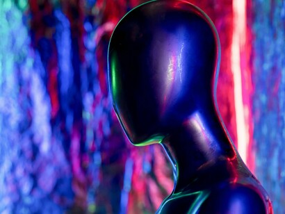 A China, por exemplo, tem sido apontada como líder na adoção de robôs em ambientes comerciais e públicos. Em algumas cidades, robôs já realizam funções em shoppings, restaurantes e até em postos de fronteira, auxiliando em serviços de controle, monitoramento e atendimento