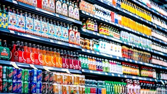 Refrigerantes e outras bebidas ultraprocessadas em prateleira