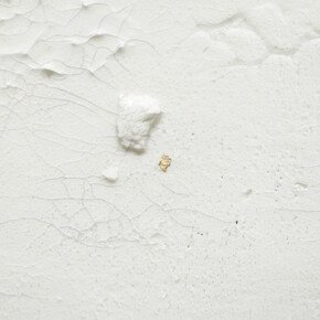 Ben Loong, Tablet 4 (detail), 2021, glazed stoneware, gold leaf, Chinese ink, 20 × 26.5 × 3 cm © Ben Loong, courtesy of the artist and Mizuma Gallery