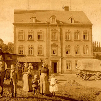 The Schmidt family in front of the house with mill in Chemnitz-Rottluff, um 1897. Courtesy of Kunstsammlungen Chemnitz