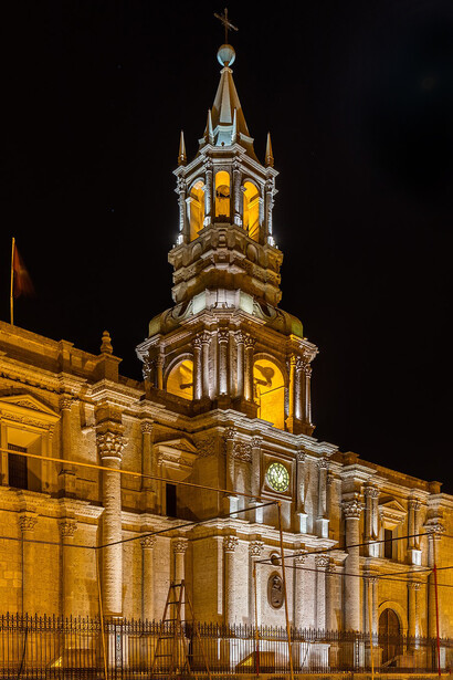 Reconstruida tras un incendio en 1848 y golpeada por varios sismos, su presencia en la Plaza de Armas representa la resistencia cultural y espiritual de los arequipeños