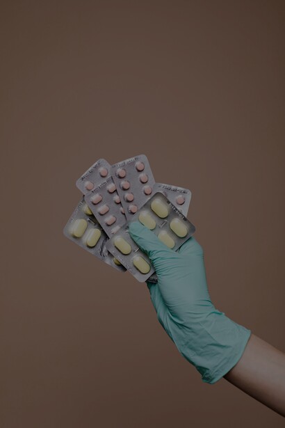 Pessoa segurando medicamentos