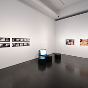 Coco Fusco, He aprendido a nadar en seco, vista de exhibición. Cortesía del Museu d’Art Contemporani de Barcelona