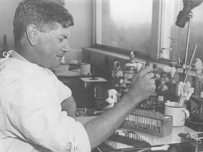 Frank Macfarlane Burnet en su laboratorio