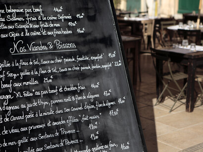 Aplicar herramientas como la Ingeniería del Menú permite identificar qué platos mantener, reformular o eliminar, según su rentabilidad y popularidad