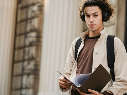 O mundo mudou, e precisamos nos adaptar a ele. A grande questão aqui não é o que você escreve, mas como você escreve. Não basta ver com os olhos de carne, é preciso enxergar com os olhos da alma o que toca o coração, o que pulsa, o que envolve. É preciso convidar o Podcast para fazer parte da escrita, para inspirar, para dialogar, para retornar ao prazer de ser leitor. Para isso, é preciso focar em nichos específicos do público-alvo, ao invés de querer atingir todo mundo