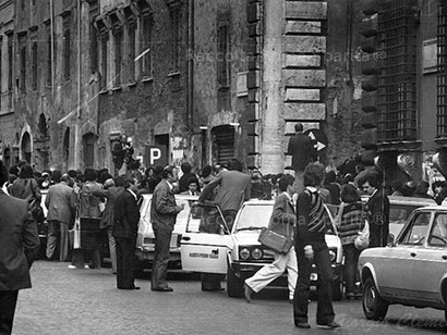 Via delle Botteghe Oscure durante il  ritrovamento del corpo di Aldo Moro in via Caetani