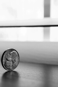 Moneta ha un senso astratto. Il valore di scambio come ben sappiamo trova concreta realizzazione nella moneta. Il rapido sviluppo durante la vita di Parmenide di un nuovo e radicale tipo di moneta (il conio) la cui sola funzione era quella di incorporare il valore di scambio è uno dei fattori che ha permesso la nuova rappresentazione parmenidea della realtà come l’Uno astratto