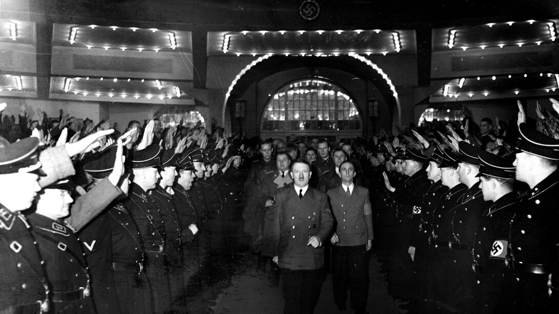 Adolf Hitler y Joseph Goebbels llegan al Sportpalast de Berlín para la celebración del 30 de enero de 1941