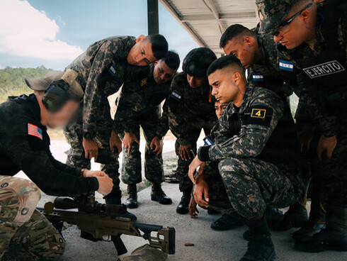 El componente militar de la injerencia se fue intensificando, con el bombardeo de pequeñas embarcaciones en aguas territoriales venezolanas con el pretexto de que transportaban droga. Así surgió la caracterización del Estado bolivariano como Estado narcoterrorista. Mayo 2026, los Boinas Verdes en Honduras