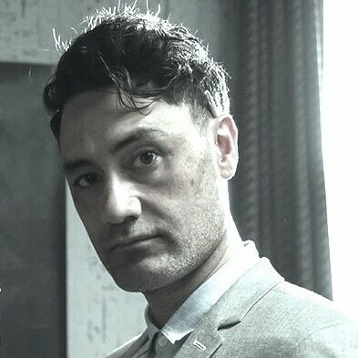 Taika Waititi no solo es el director de la película, sino que también interpreta en tono satírico a Adolf Hitler