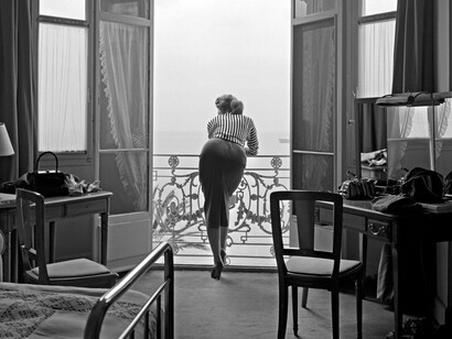 Edward Quinn. Sophia Loren in her room, Carlton Hotel, Cannes 1955. Hahnemuhle fine art print, unique print, 86x86cm. Photo by Edward Quinn, Courtesy Suite 59 Gallery, Amsterdam
Copyright Edward Quinn Archive
