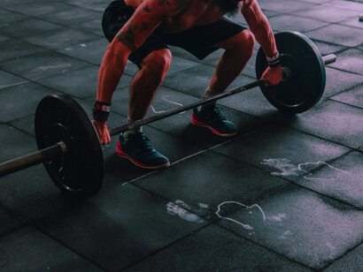 La diferencia entre realizar actividad física y practicar deporte radica en la naturaleza de la actividad y sus metas respectivas