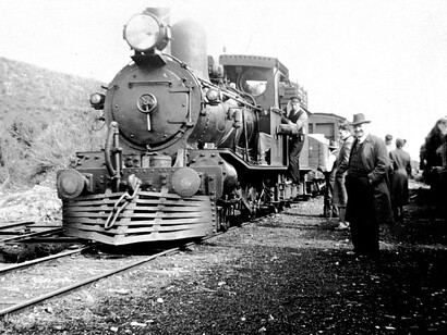 La corsa alle infrastrutture dell’IA presenta alcune analogie con l’espansione ferroviaria dell’Ottocento, alimentata da ingenti investimenti anticipati rispetto ai ritorni economici
