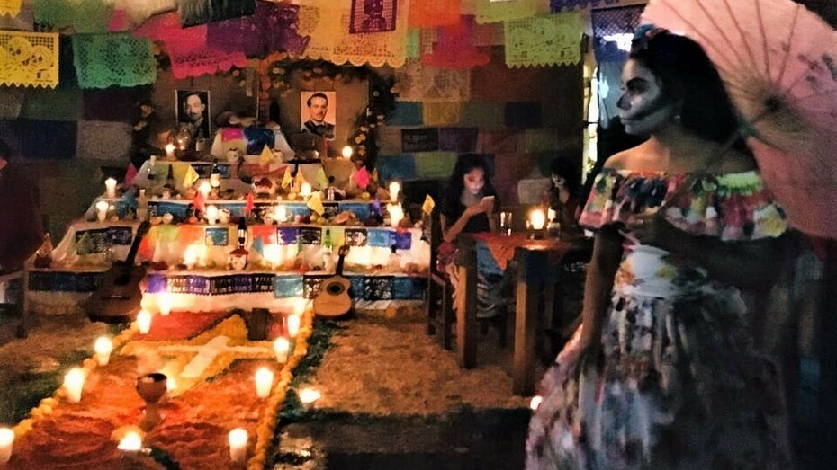 Las celebraciones del Día de los Muertos en México el 31 de octubre y el 1 de noviembre incluyen un altar u ofrenda para familiares, amigos y también para artistas y cantantes famosos que ya no están con nosotros