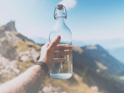 Botella de cristal con agua. Junto con alejarse del consumo de tabacos, las nuevas tendencias han motivado también la moderación en el consumo de alcoholes, y en lo referente a las bebidas analcohólicas