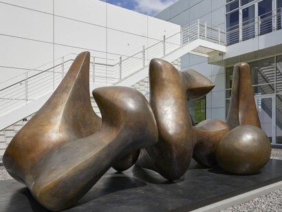 Henry Moore, Three Piece Sculpture: Vertebrae, 1968–69
© Reproduced by permission of The Henry Moore Foundation, Foto: Mick Vincenz