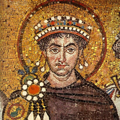 L'imperatore Giustiniano in un particolare dei mosaici della basilica di San Vitale a Ravenna