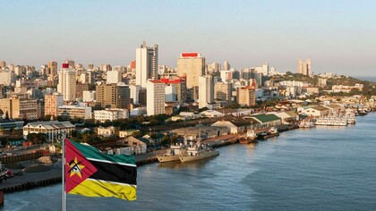 Maputo, Moçambique. Apesar de esta música ter sido lançada na década de 2000, retratando a realidade de forma crítica e denunciando as estruturas de poder, a precariedade, a pobreza, a fome, opressão, entre outras realidades sociais de Moçambique do então, estas nuances são, até aos dias que correm, recorrentes, marcando assim a sua atemporalidade