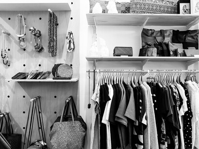 Sustentabilidade na venda de roupas. Para que a moda sustentável seja mais do que uma tendência passageira, é necessário um compromisso genuíno de todos os intervenientes — desde os designers e fabricantes até aos consumidores e reguladores