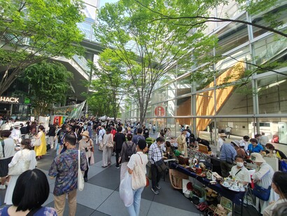 Viajamos a ciudades desconocidas y pasamos de entrar en los museos, pero no perdonamos el escudriñar entre la desordenada multitud de artículos amontonados por doquier, 2022, Foro Internacional de Yurakucho, Tokio