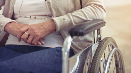 Anciana en silla de ruedas: la artritis reumatoide es una es un trastorno autoinmune inflamatorio crónico que afecta típicamente a las mujeres