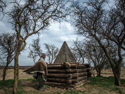 Fermín Acuña, vicepresidente del Consejo de Caciques Ranqueles en Santa Rosa, Argentina, en el monumento donde se encuentra enterrado Panguithruz Güor, un importante cacique del siglo XIX