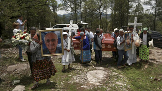 Último adiós de la comunidad de Cerocahui a los sacerdotes Javier Campos y Joaquín Mora, Chihuahua, México